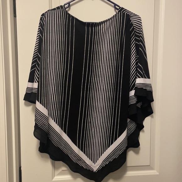 Black and white flowy dress top. - Picture 2 of 3